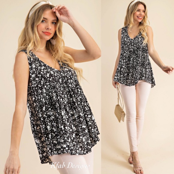 ❤️LAST ONE! V Neck Black/White Flowy Floral Print Top! - Picture 2 of 7